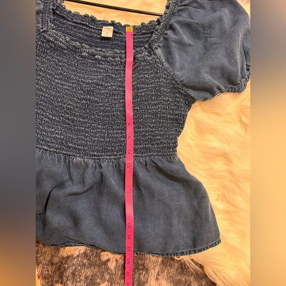 Old Navy Women’s Smocked Puff Sleeve Blouse in Chambray M - Picture 8 of 8